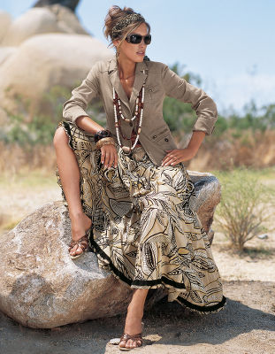 Leaf-print long skirt.