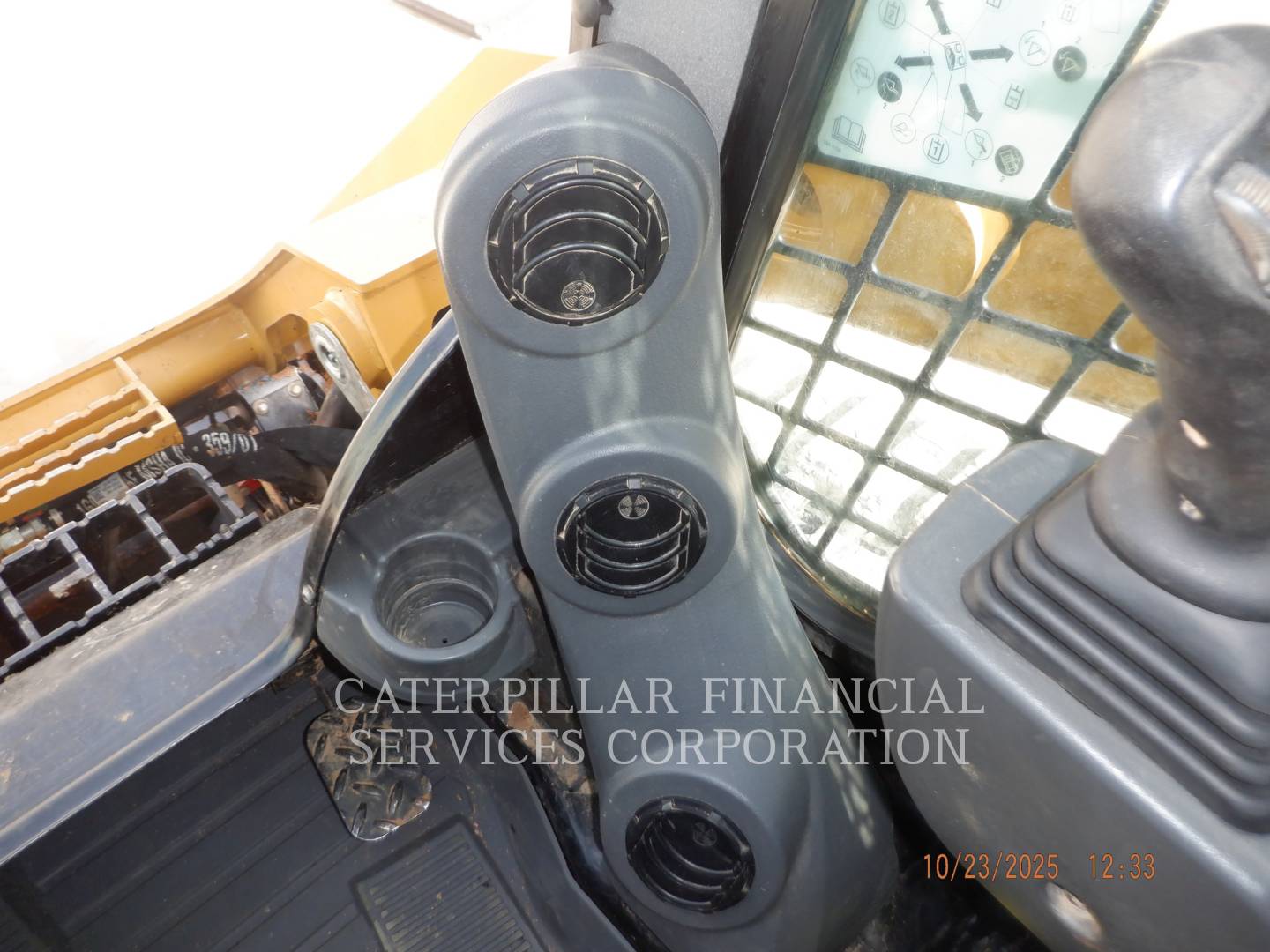 2023 CAT 299D3 - 16