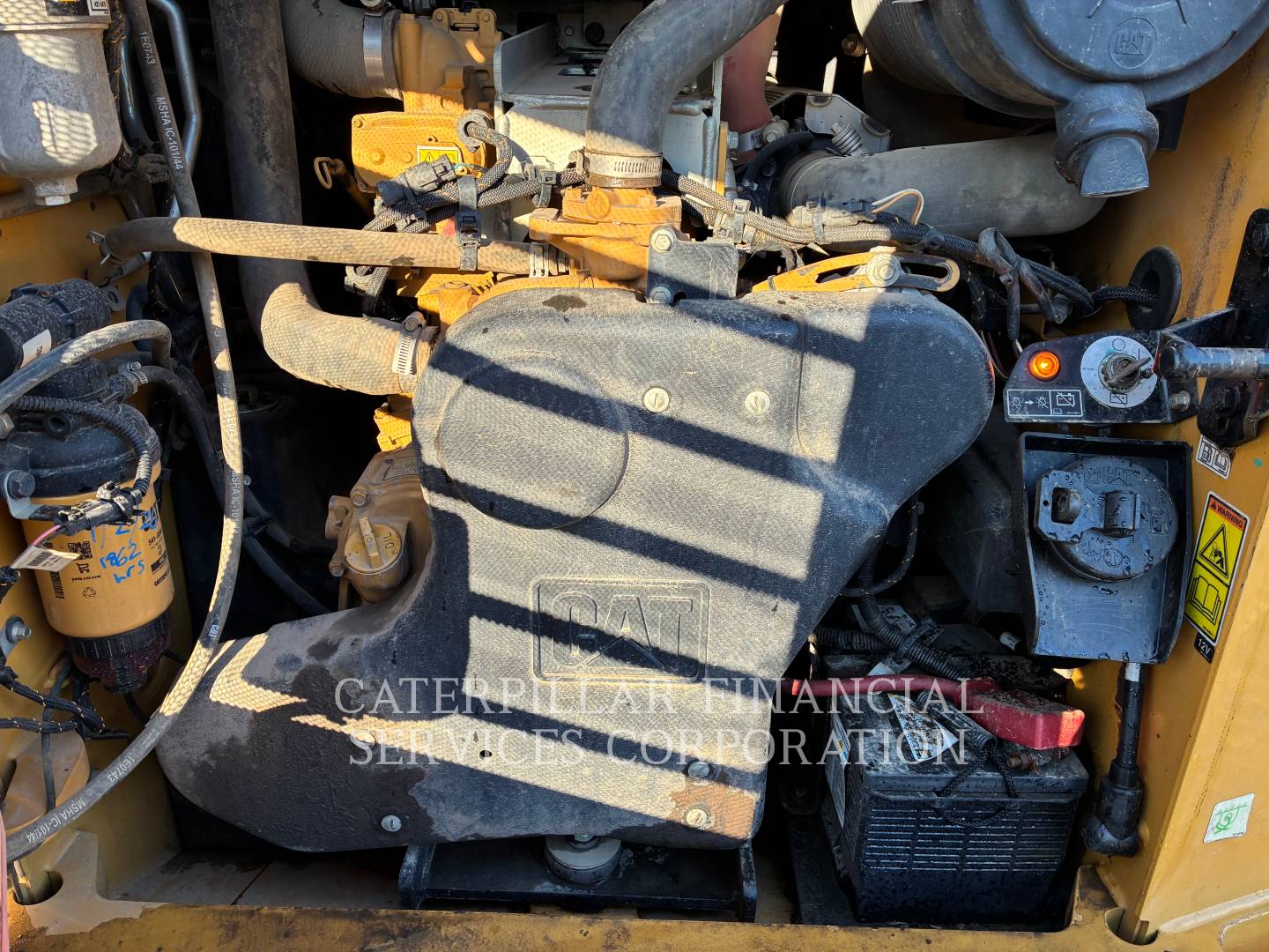 2022 CAT 299D3 - FORKS & BUCKET - EMISSIONS_PLATE