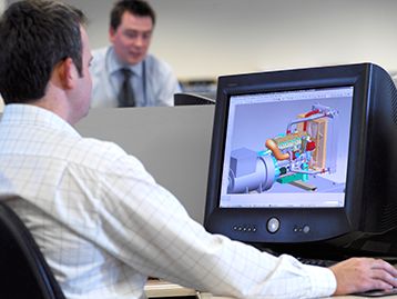 Сотрудники компании FG Wilson в компьютерных экранов