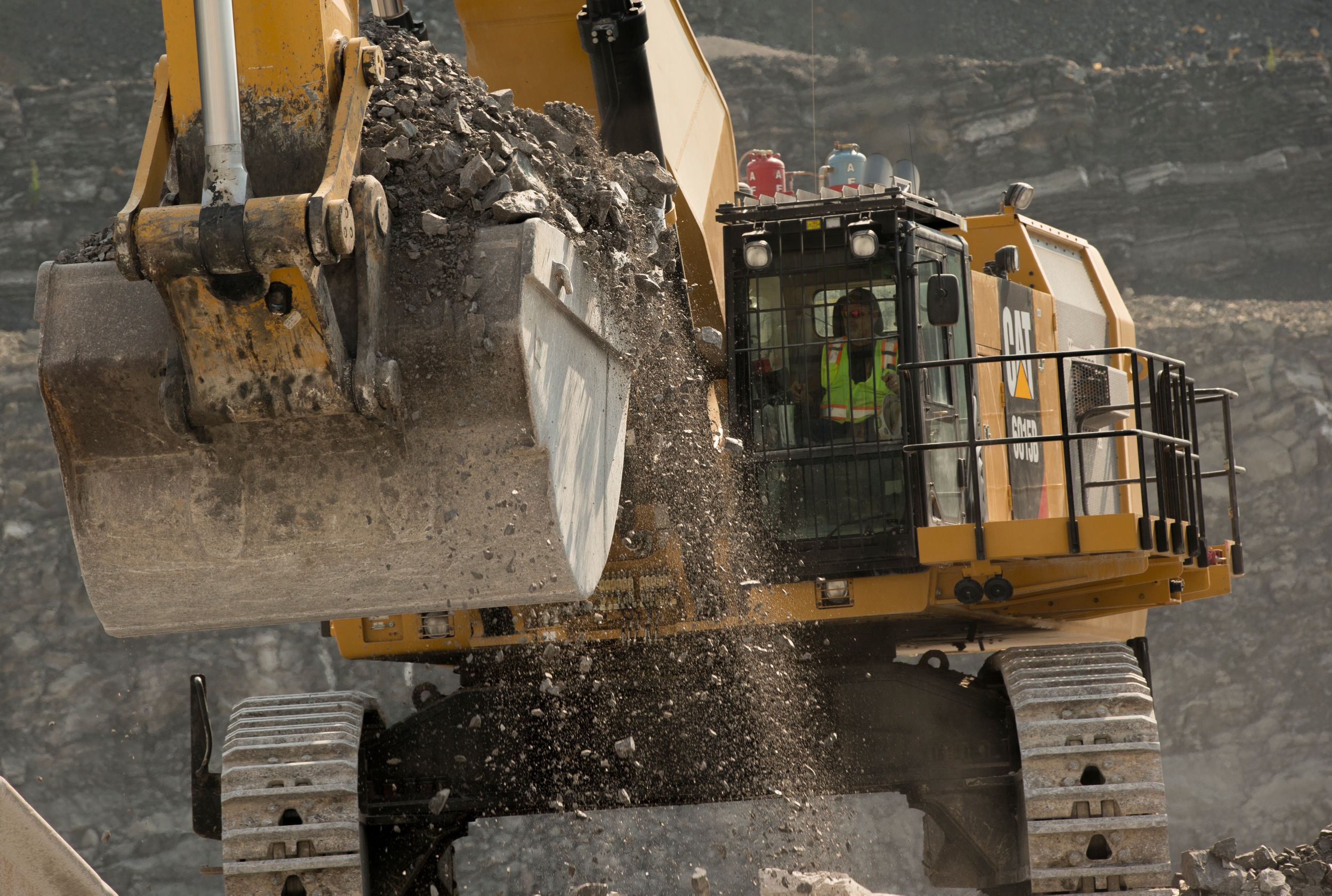 The 6015B shovel delivers a pass match advantage over leading standard-equipped shovels in its class when loading trucks of 55-, 65- and 90-tonne capacities.