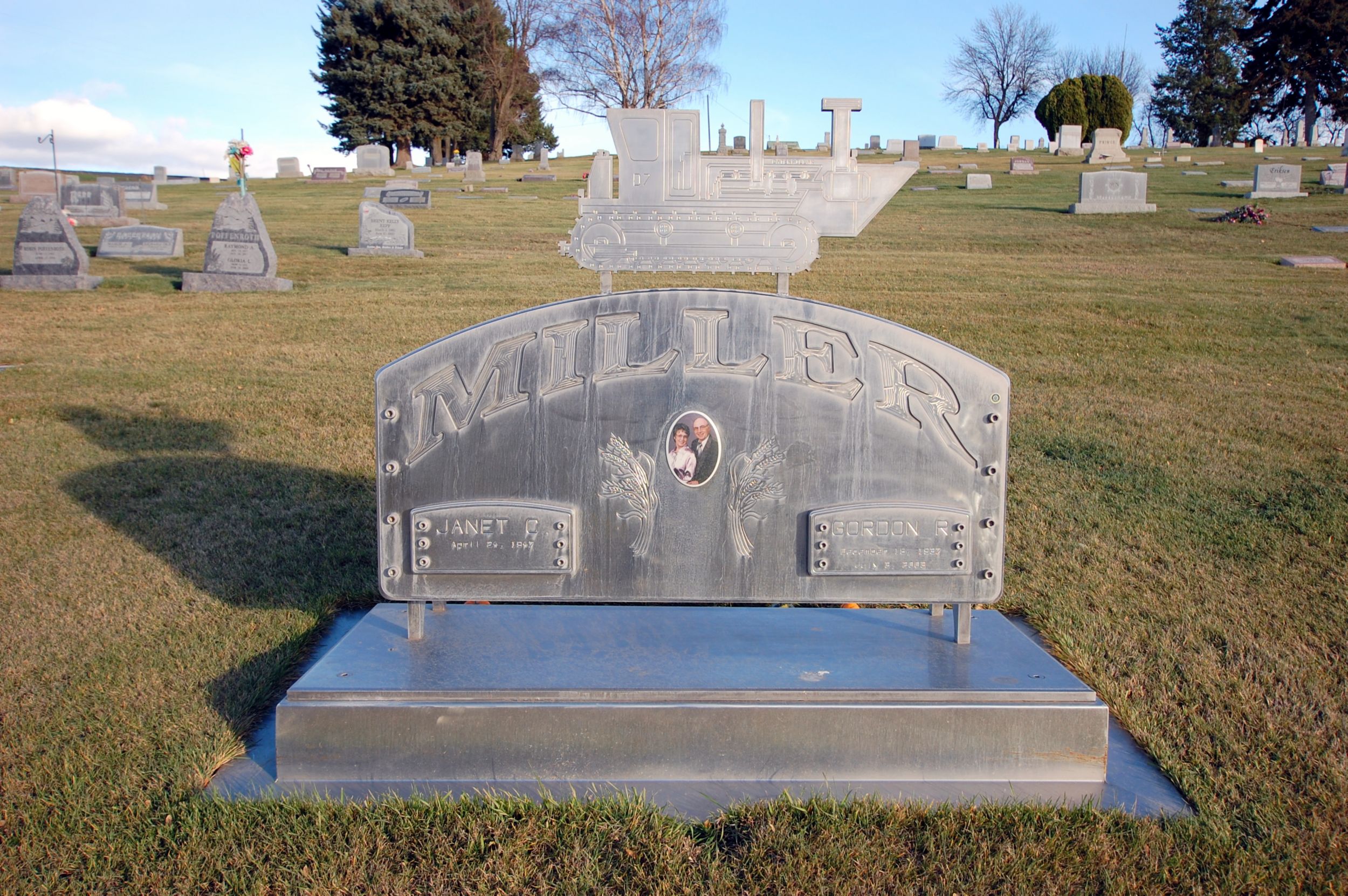 Gordon Miller’s stainless steel headstone in the St. John Cemetery, featuring a D7 with distinctive Whitman County nose scoop. The piece was fabricated in the family’s machine shop.