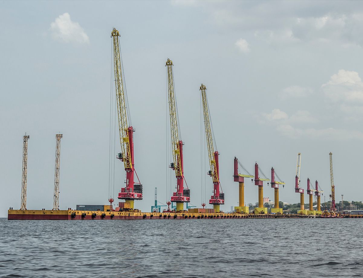 Os grupos geradores C175-20 foram fabricados em Lafayette, Indiana, e transportados por terra e mar durante 30 dias, além dos últimos 960 quilômetros de barco pelo Rio Amazonas, até o porto fluvial de Manaus.