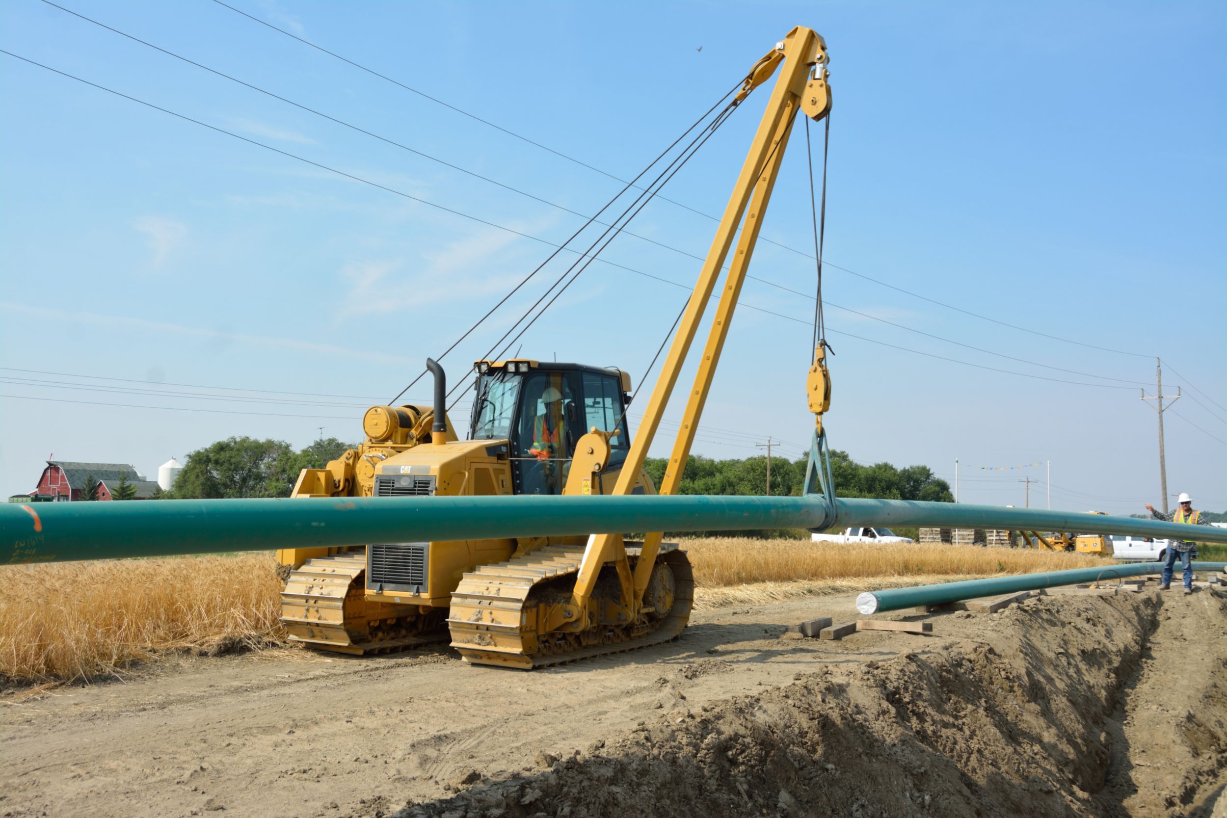 Loenbro handles every aspect of the pipeline operations on a turnkey basis— from clearing Right of Way and removing topsoil, hauling in and streaming pipe, welding the pipe sections together, trenching and lowering in the pipe—to backfilling, compacting, dozing the topsoil back into place and seeding