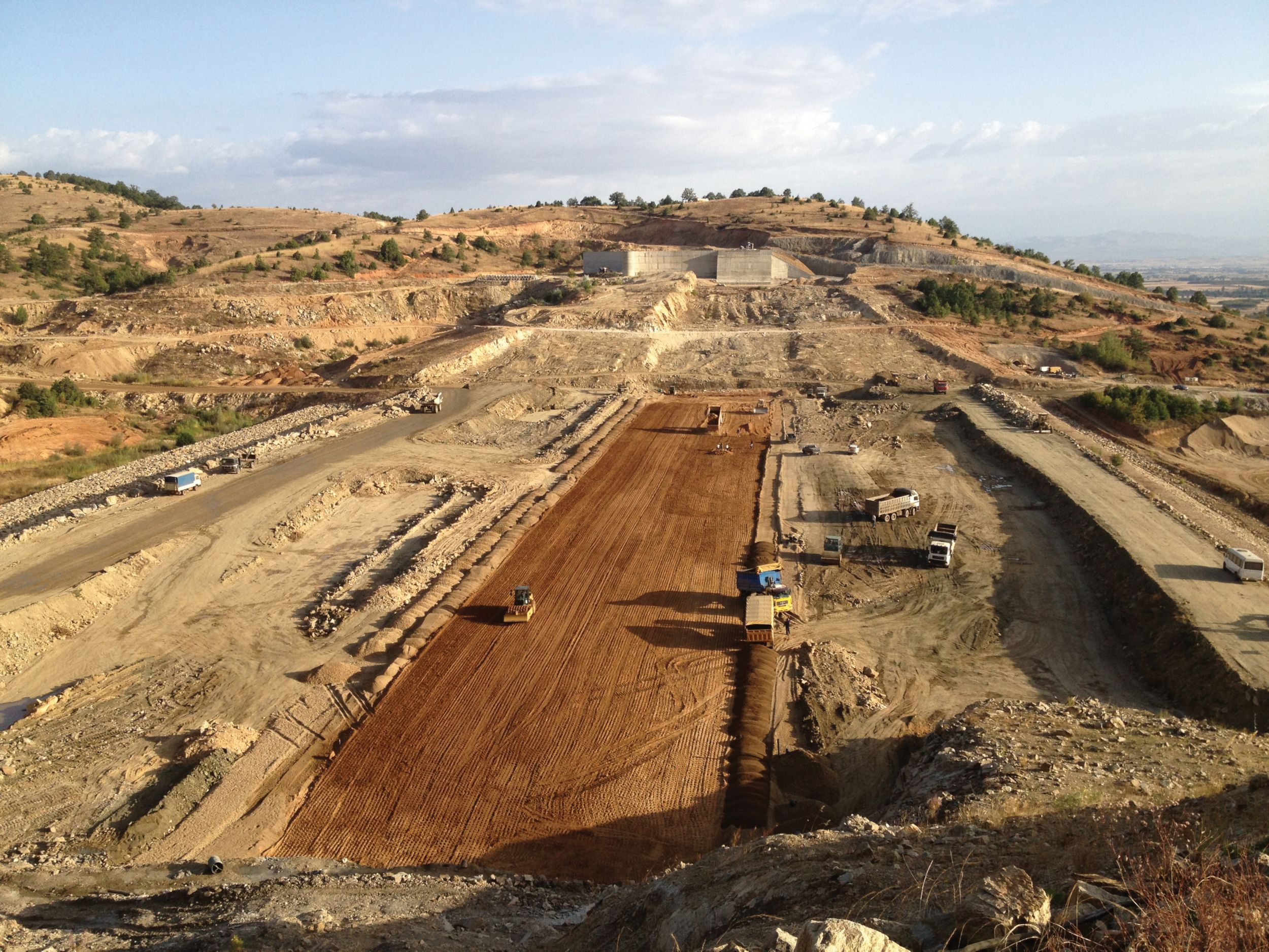 George Nathanailidis and his TENA SA crew faced an enormous soil compaction challenge on a dam jobsite near Triantafullia, northern Greece.