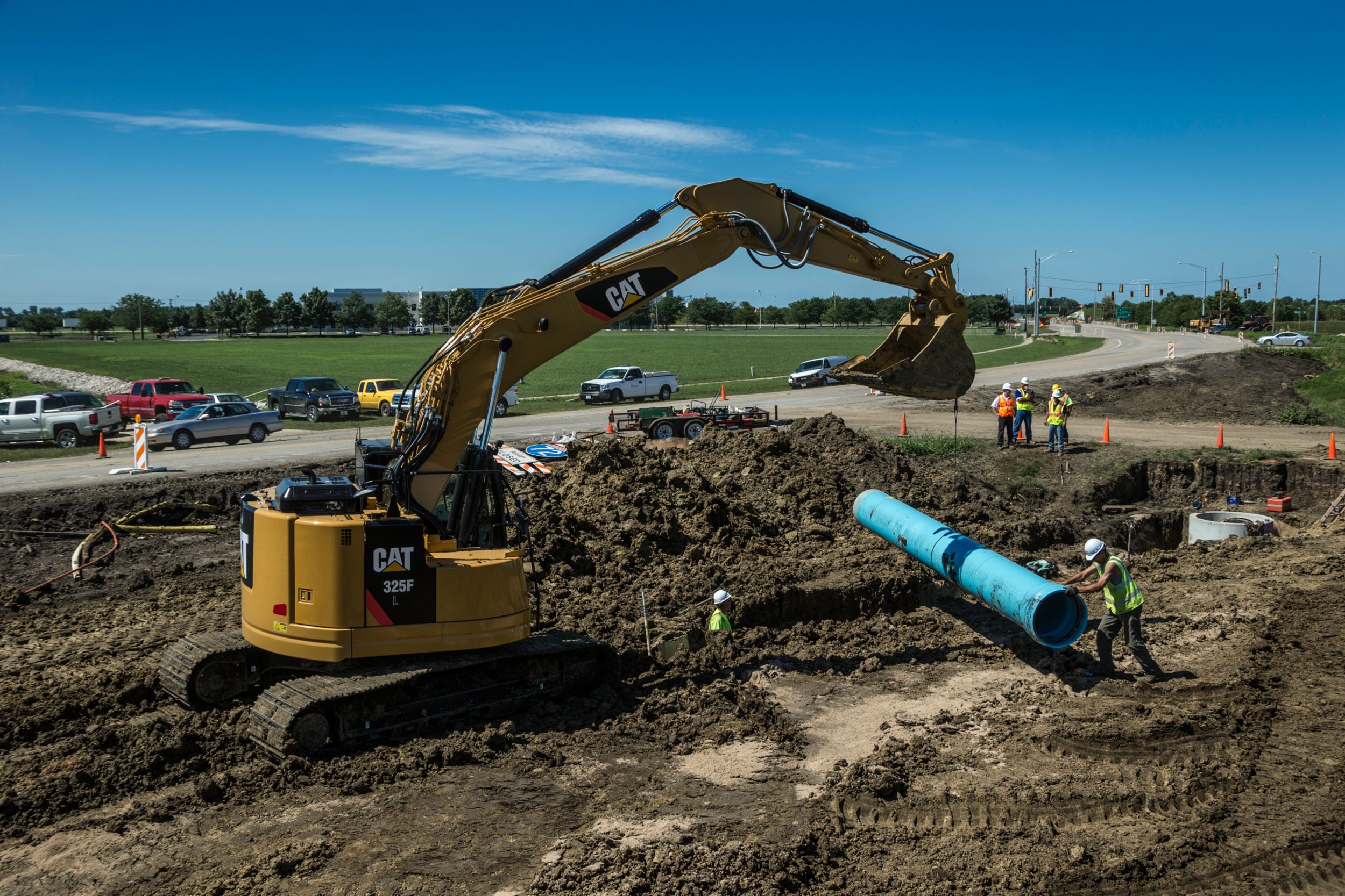 United Contractors Midwest put the 25-ton Cat® 325F to work on a six-mile-long storm sewer project, which was part of a larger road-widening project to alleviate traffic jams in Springfield, Illinois. 