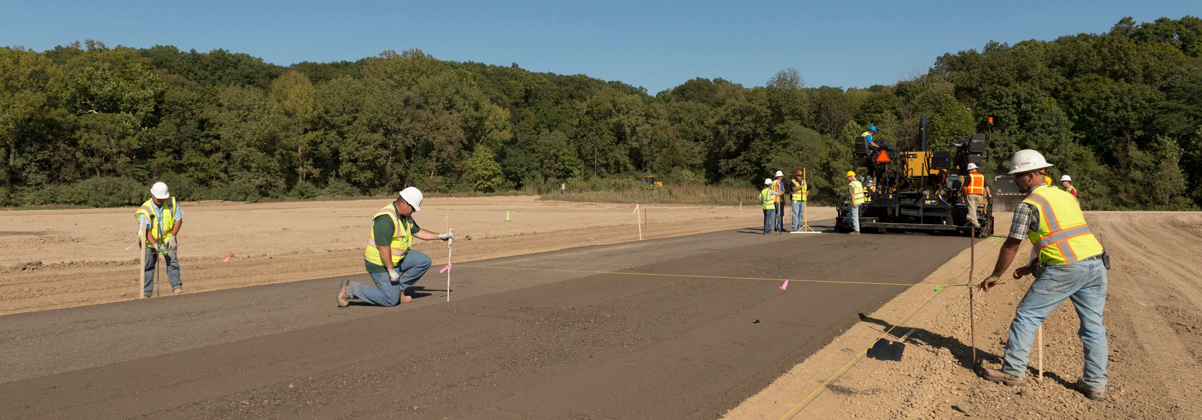 Caterpillar社は並行して走る2本の道路を建設しました。建設の生産性を比較するため、1本は従来のプロセスで、もう1本にはテクノロジを活用しました。