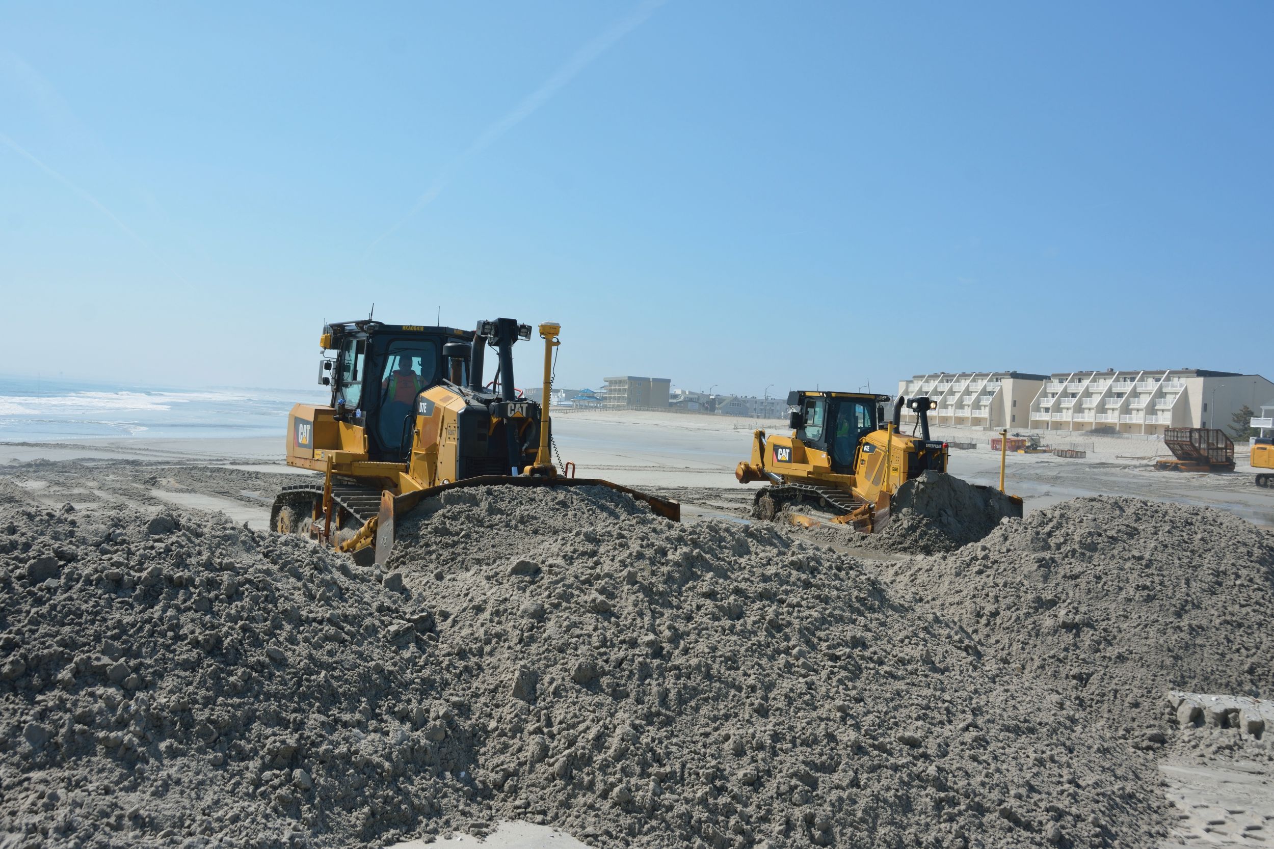 The D7E Dredging Arrangements combat and withstand the abrasive conditions of this dredging application. New Jersey’s shore sand contains ilmenite, an extremely abrasive titanium-iron oxide which the dredging arrangement helps combat to maximize undercarriage life.