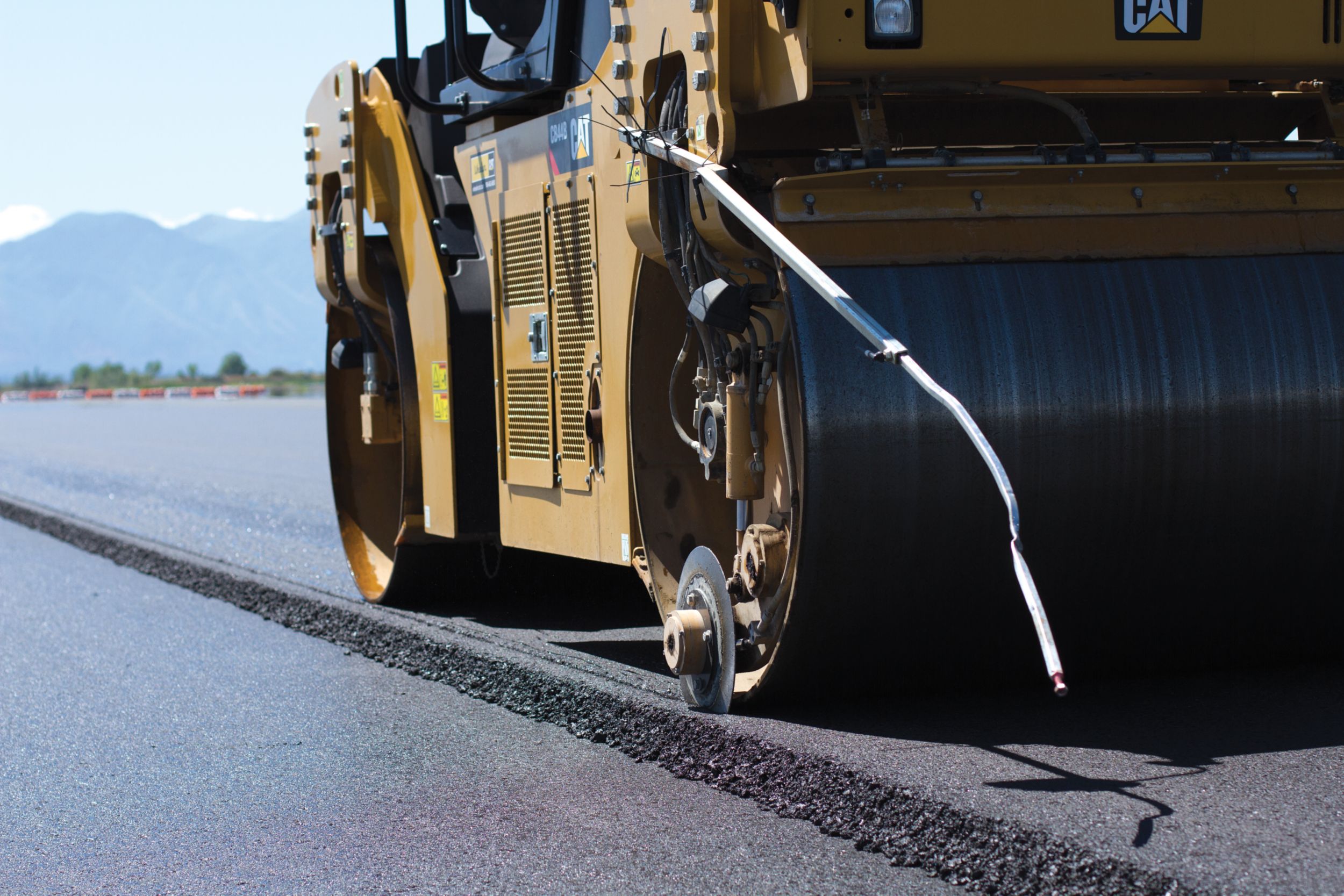 This CB44B compactor is equipped with side cutter for trimming cold edges.