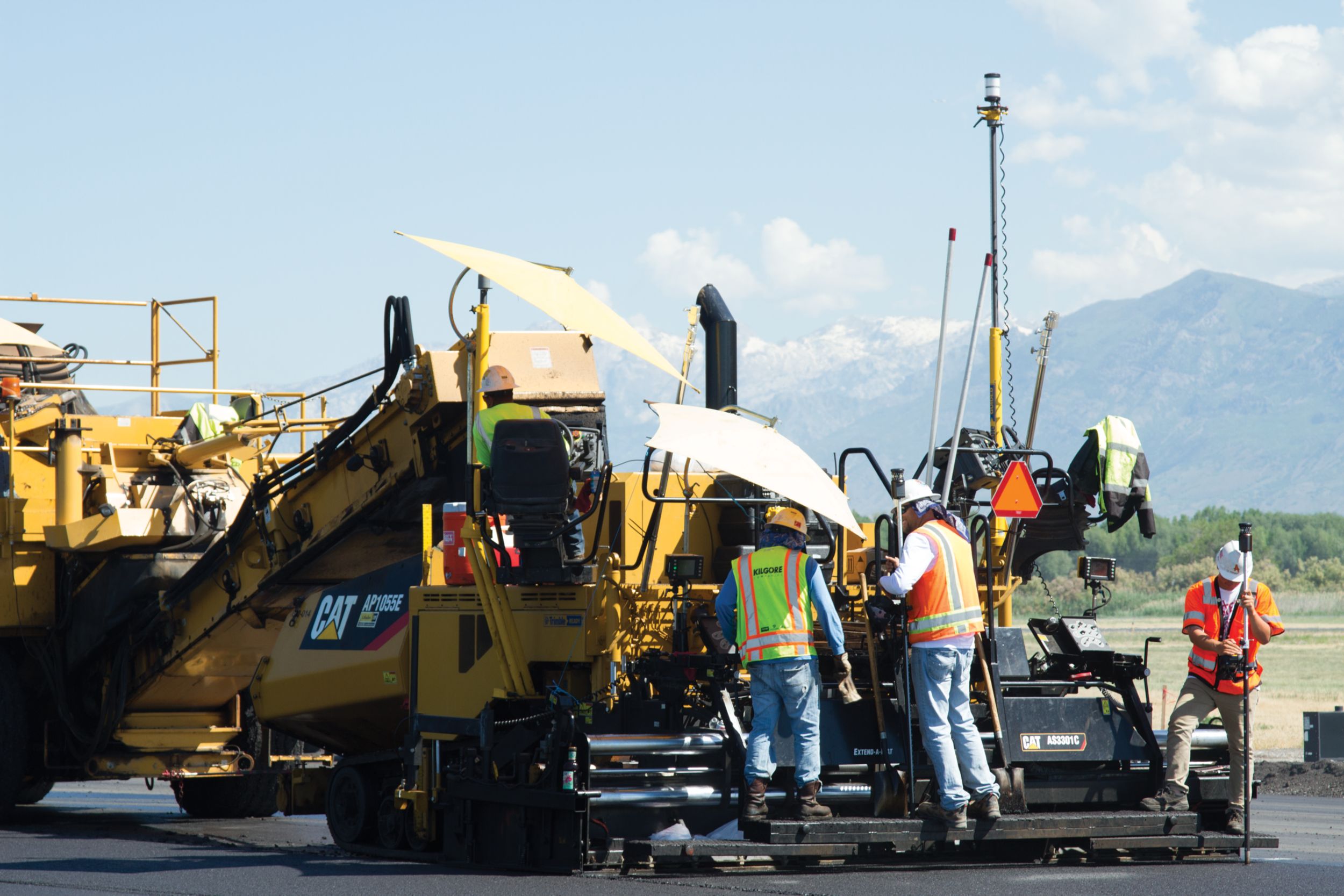 Kilgore chose the right machines to handle the unforeseen variations. Cat® AP1055D and AP1055E pavers, both equipped with the latest 3D paving technology, were linked to onsite Trimble® universal total stations.