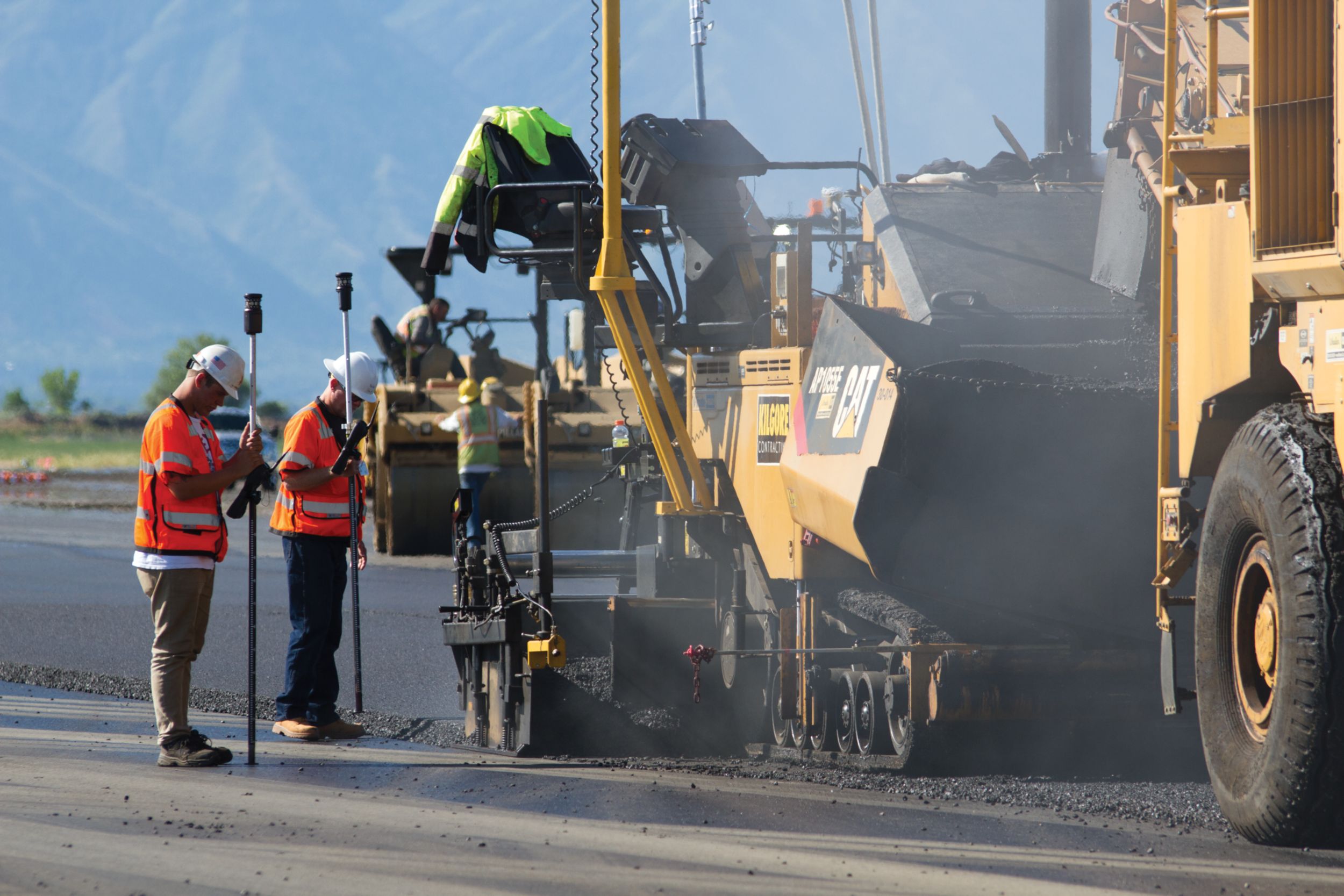 The AP1055F is a high-production, rubber track paver that excels on airports runways, interstates, highways, and other large jobsites. It's high travel speed, flotation, and traction deliver superb mobility.