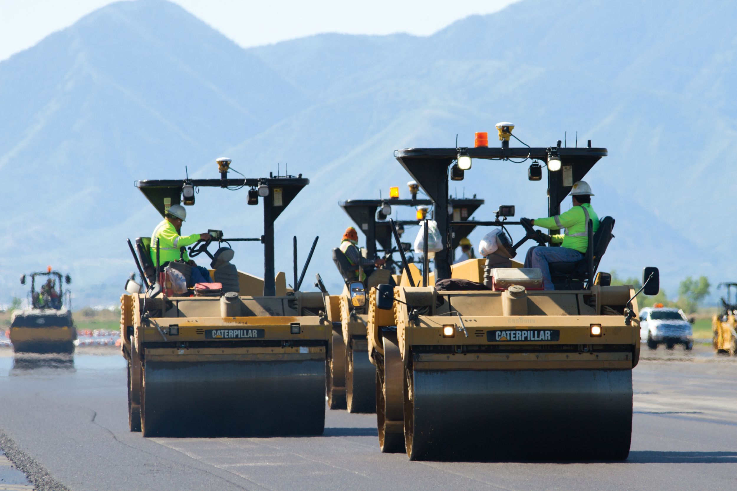 Four Cat® CB64 compactors equipped with Intelligent Compaction handled breakdown and intermediate compaction, and one CB44B compactor equipped with a side cutter trimmed cold edges, where necessary.