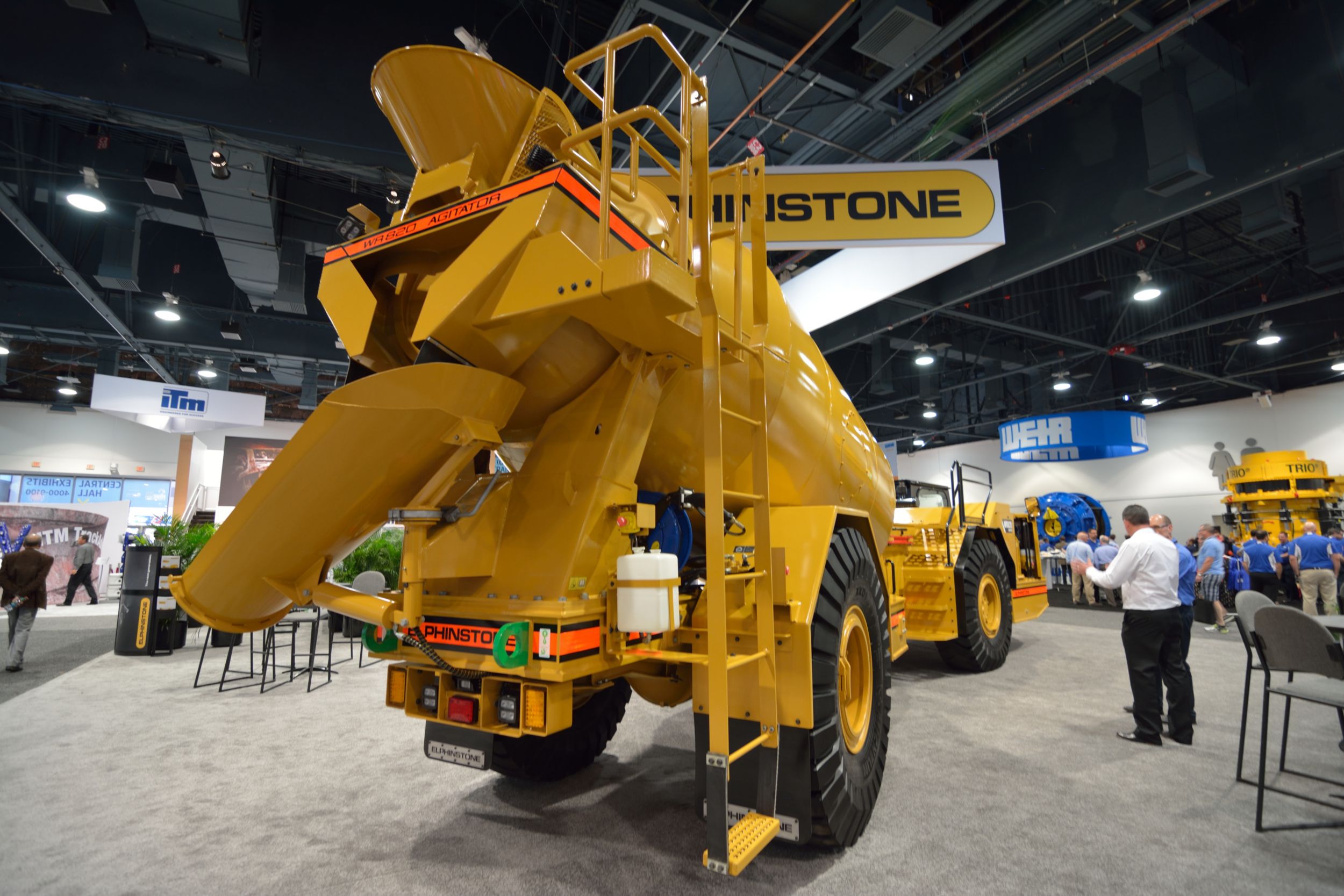 Elphinstone’s new WR820 Agitator is a purpose built 10.5 cu. yd. (8 m3) platform, specific for underground applications.