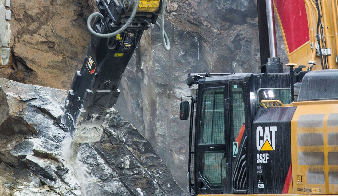 Park & Anlegg uses the Cat® 352F XE Excavator for loading and rock breaking with the H180ES Hammer.