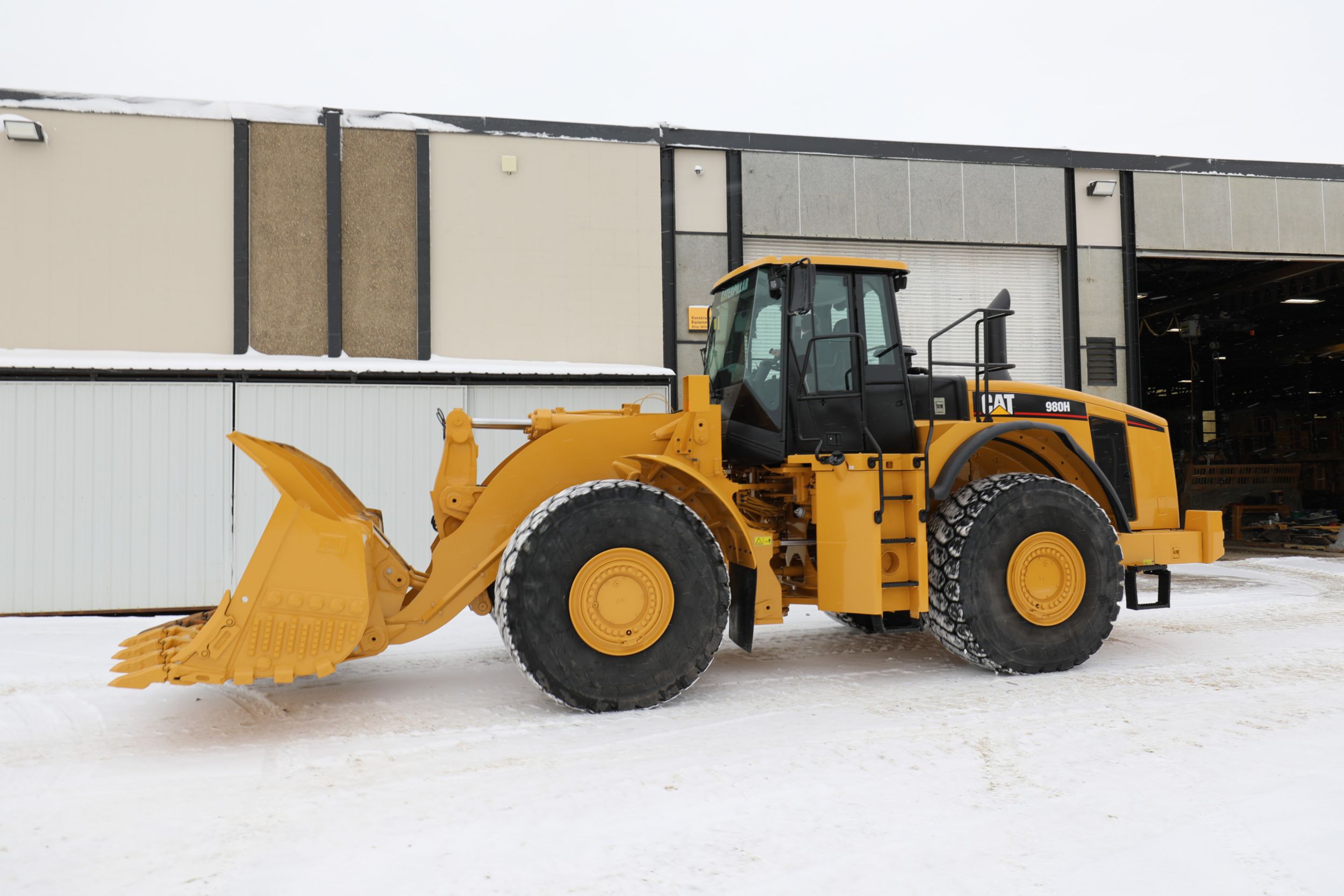 The machine received an upgraded camera system, tire monitoring, idle engine control, and auto lube – all things that contribute to lower cost per hour, increased productivity and increased operator safety. Ultimately, this 980H was given a second life.