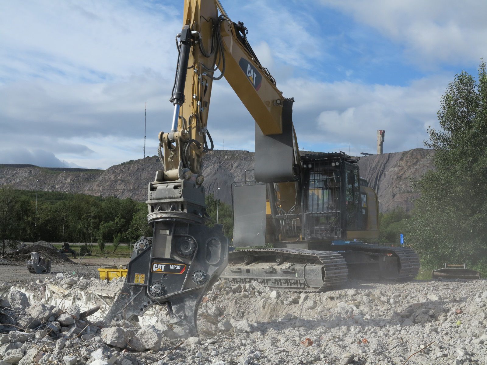 A Cat® MP30 multi-processor mounted on a 330F excavator is cutting and crushing buildings being demolished in Kiruna, Sweden.