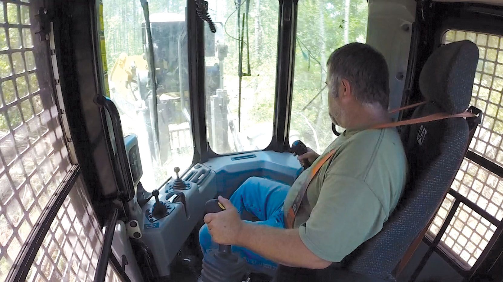 The Cat Advanced Ride Management seat-suspension system features semi-active suspension that dampens vibration and minimizes end stop events, significantly improving operator comfort. 