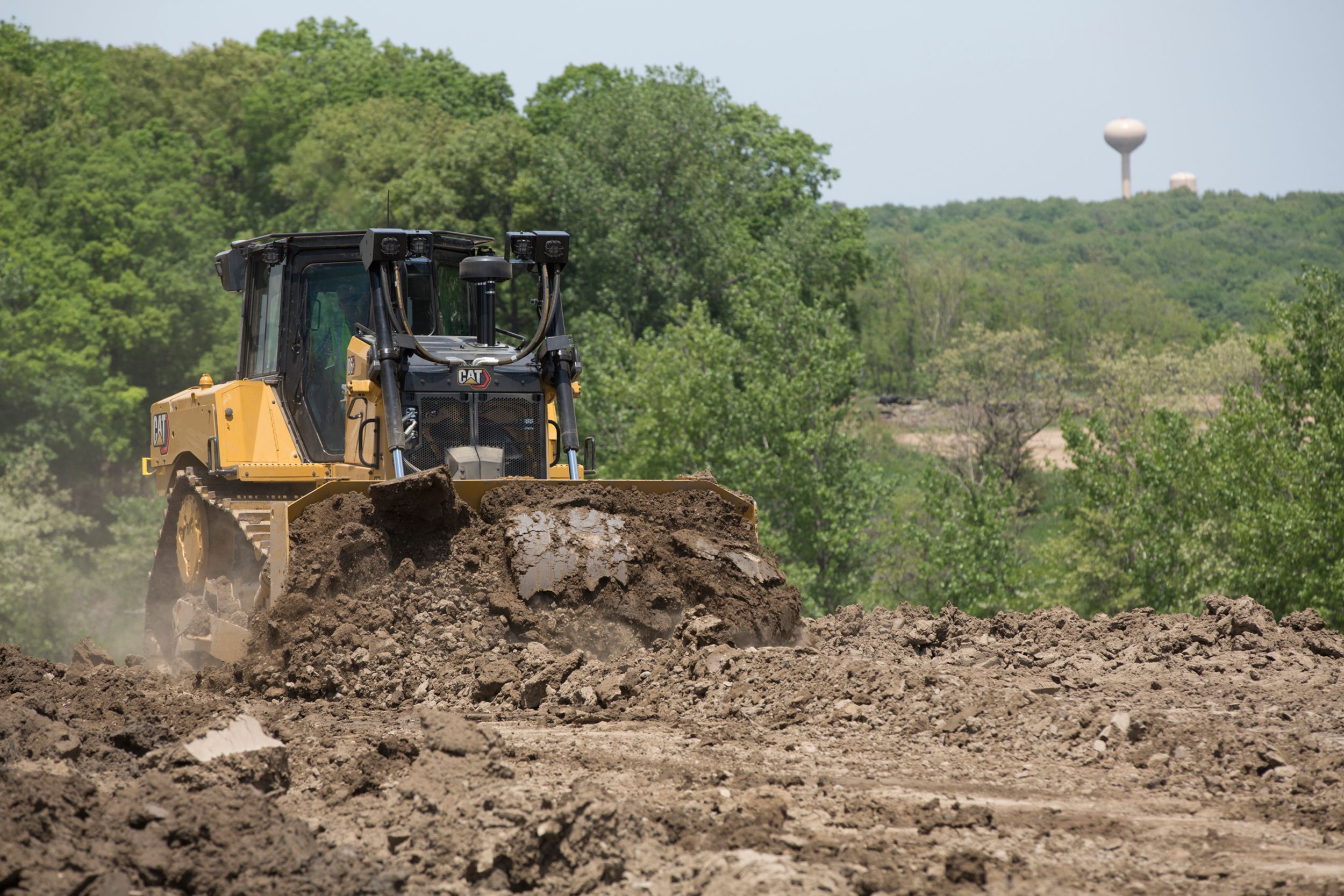 The D6 and D6 XE are available in the tried and true push arm dozer configuration for unmatched durability. Choose Semi-Universal (SU) or Straight blades to match your materials and application requirements. (D6 model shown)