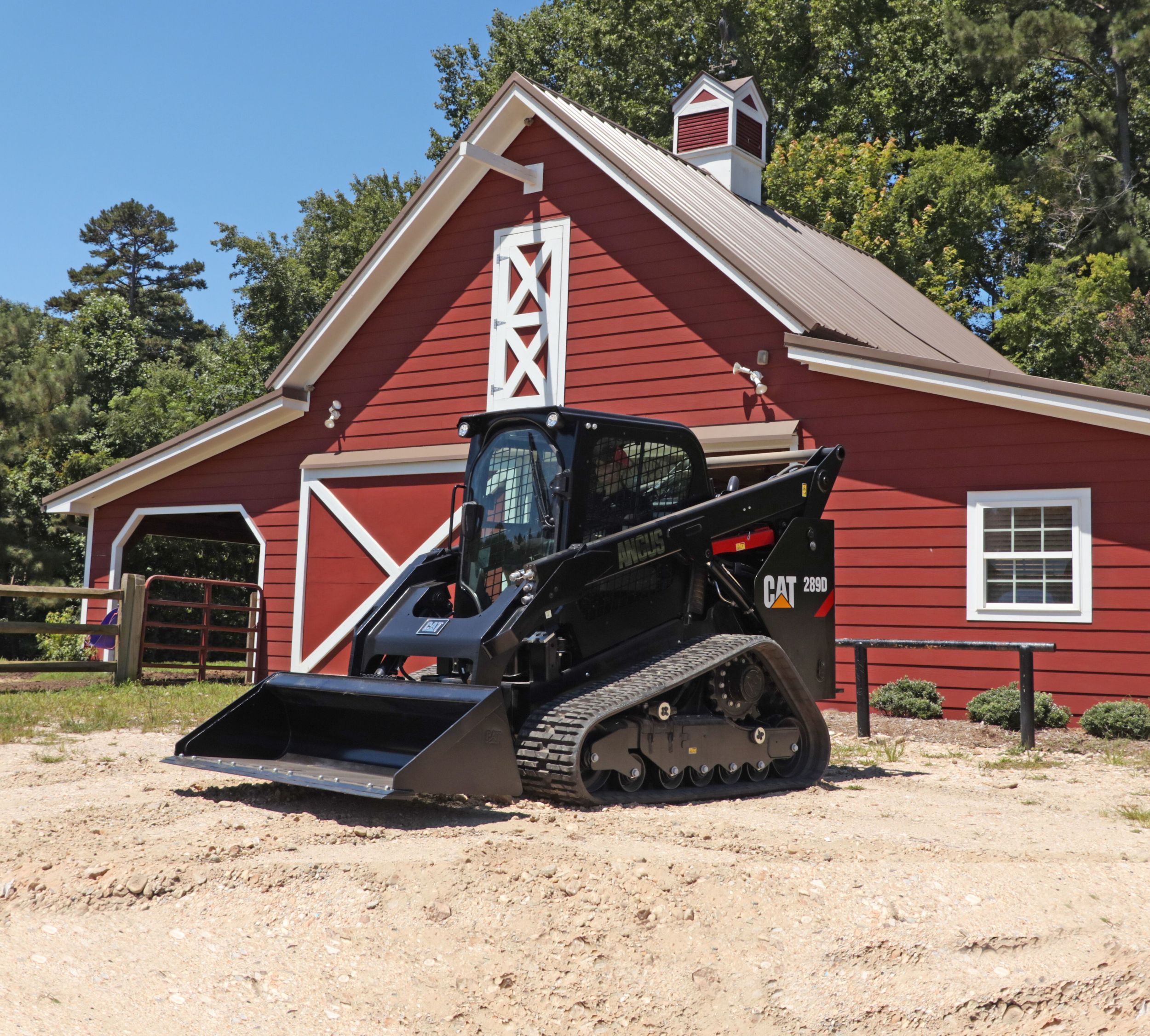 A beauty shot of the custom-painted Cat ® 289D before it was delivered to Ergle’s farm in Phil Campbell, Alabama. 