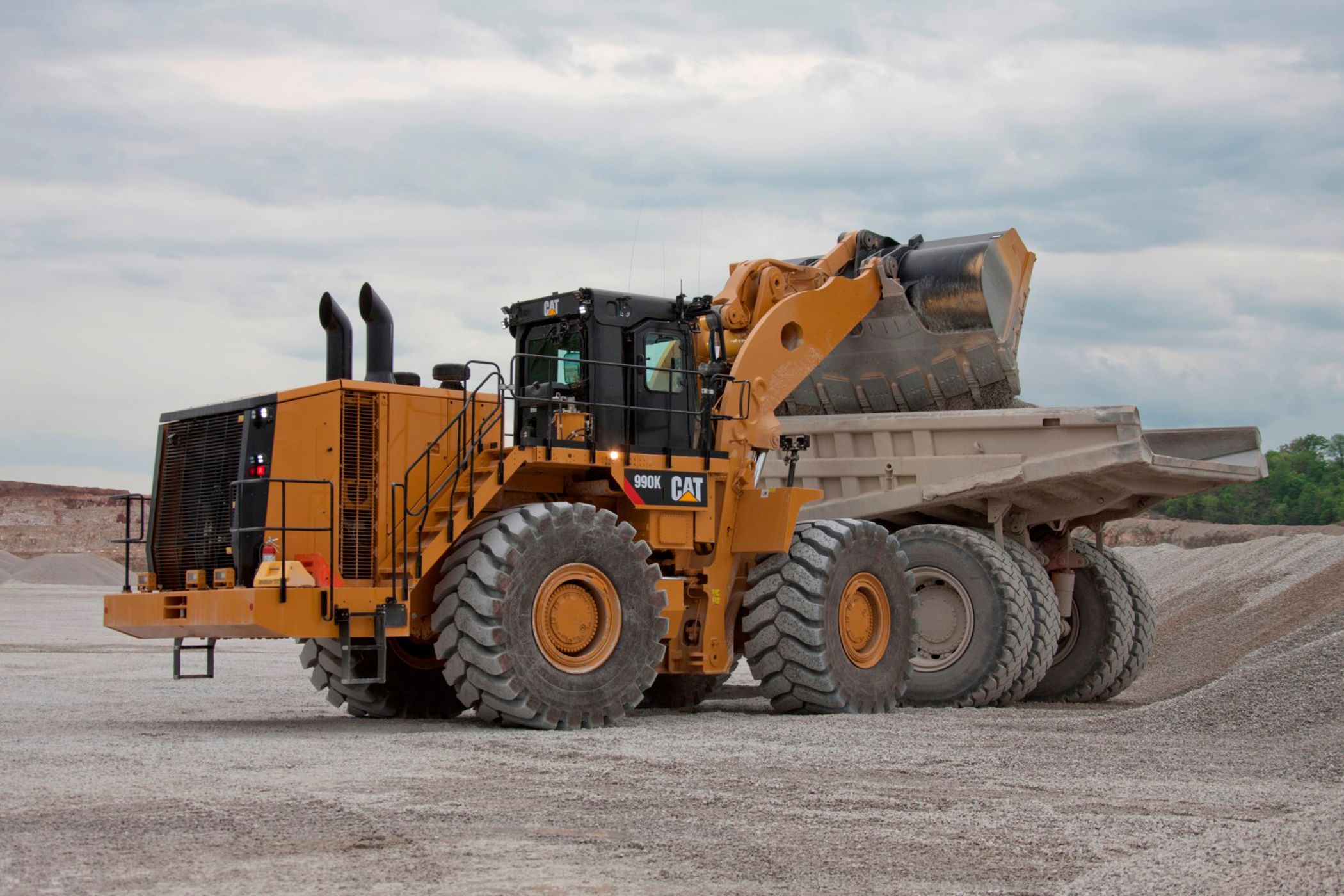 Ładowarka Cat 990K Aggregate Handler podczas załadunku ciężarówki 