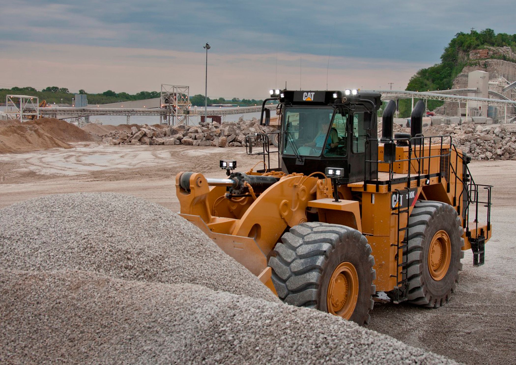 Ładowarka Cat 990K Aggregate Handler przenosi kruszony kamień 