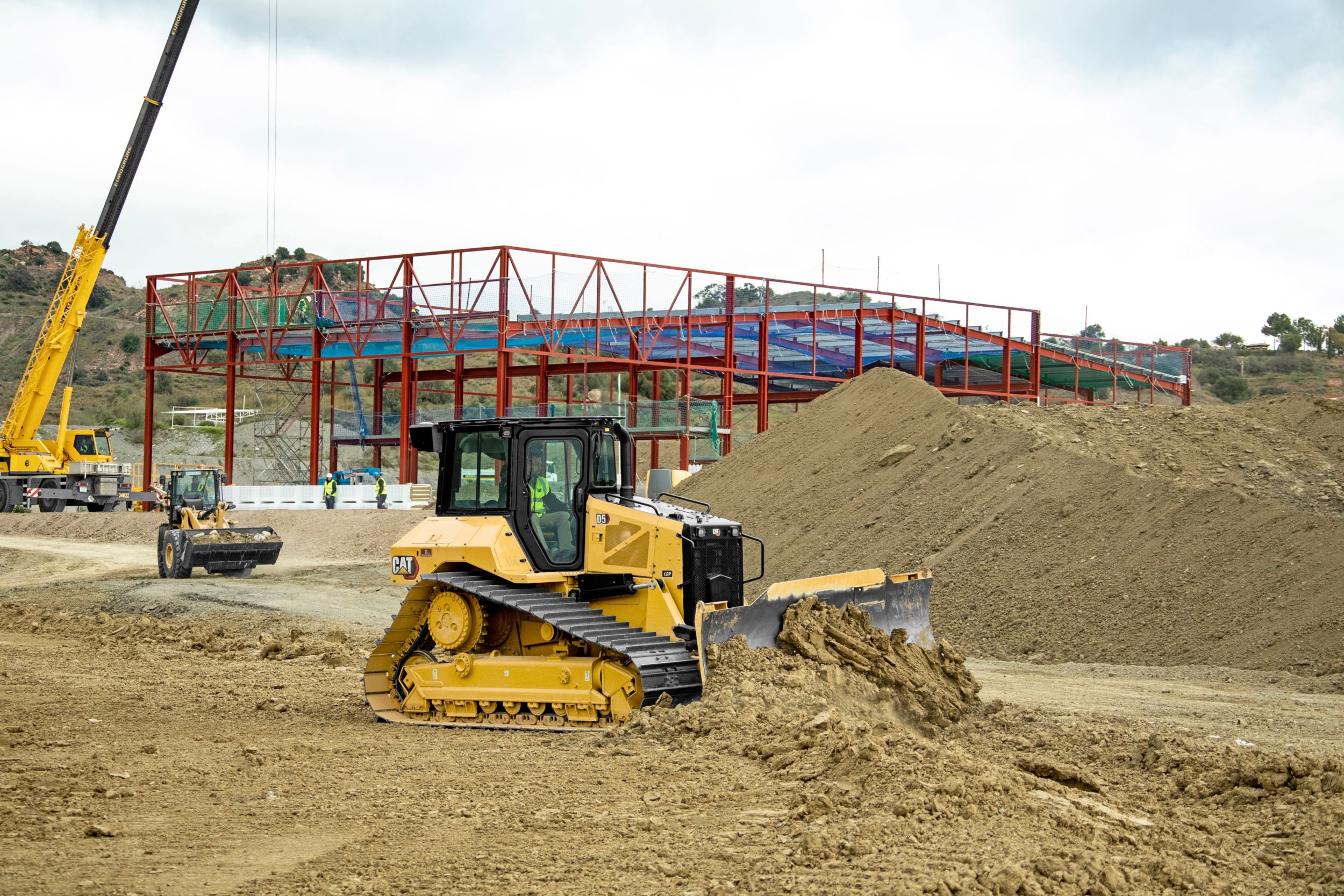 O novo Cat® D5 oferece desempenho superior e a mais ampla gama de opções de recursos tecnológicos para ajudar você a obter o máximo do seu bulldozer. A transmissão totalmente automática proporciona até 16% de melhoria na eficiência de combustível e até 13% mais potência no solo. Ágil e responsivo, tem potência para a laminação e a sutileza para o nivelamento.  