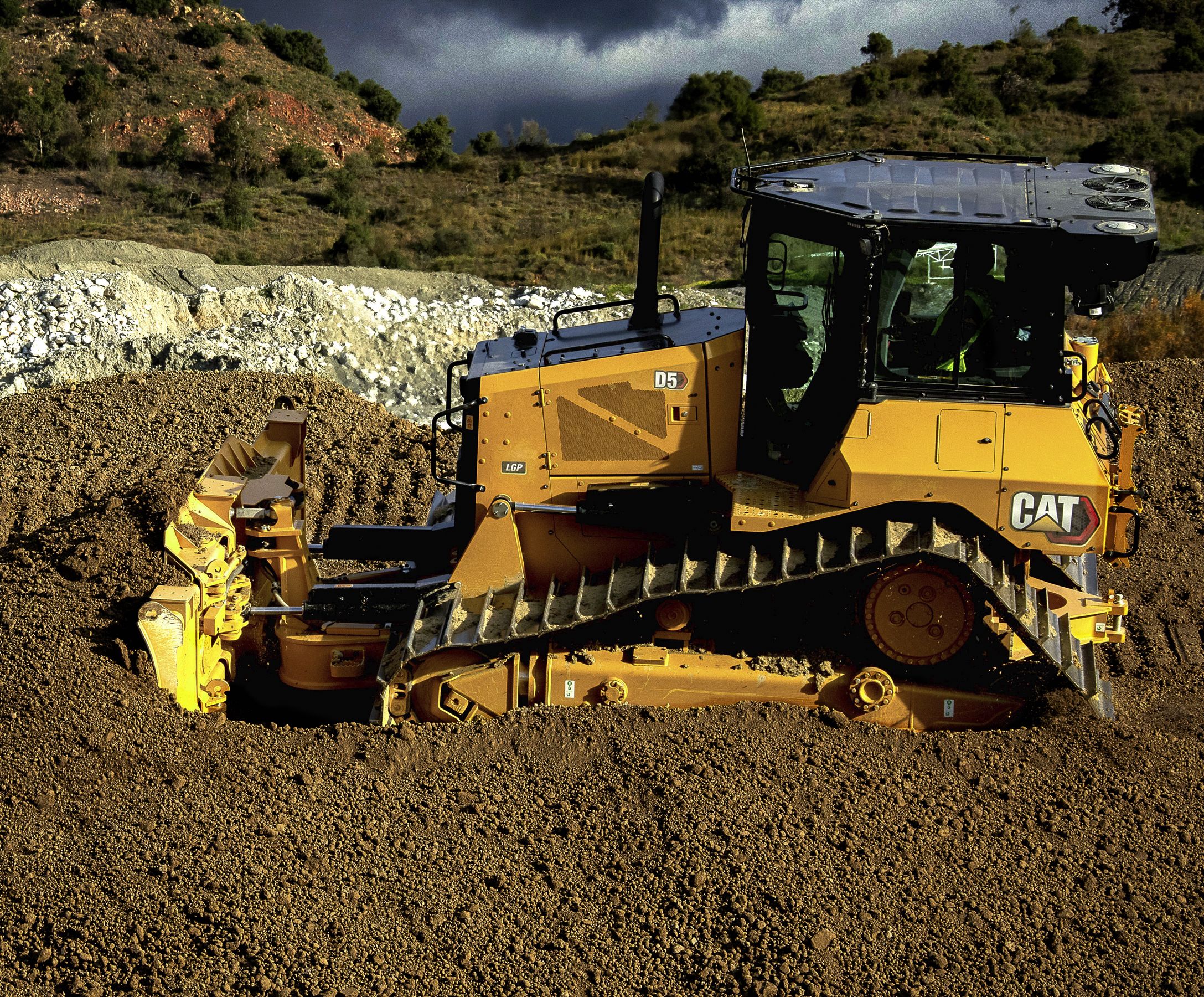 Plus grand choix d'options technologiques pour permettre aux conducteurs de travailler plus efficacement, plus rapidement et en toute sécurité. Le système GRADE en 3D mis à jour et Slope Assist™ permettent d'obtenir d'excellents résultats en termes de qualité, tandis que de nouvelles technologies d'une grande utilité simplifient le fonctionnement de la machine et en améliorent l'efficacité.