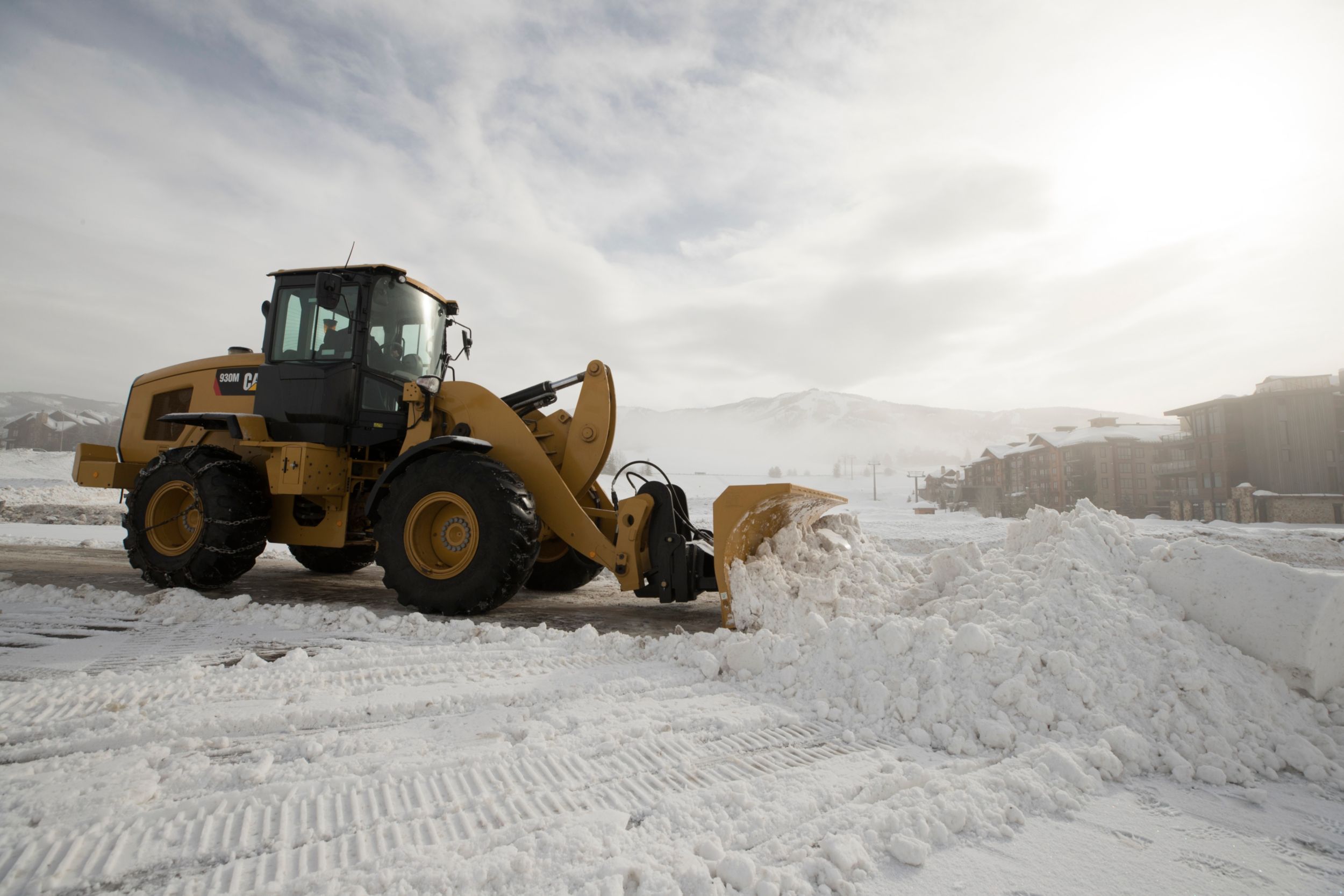 Pala de Ruedas Pequeña Cat 938M en una aplicación de retirada de nieve