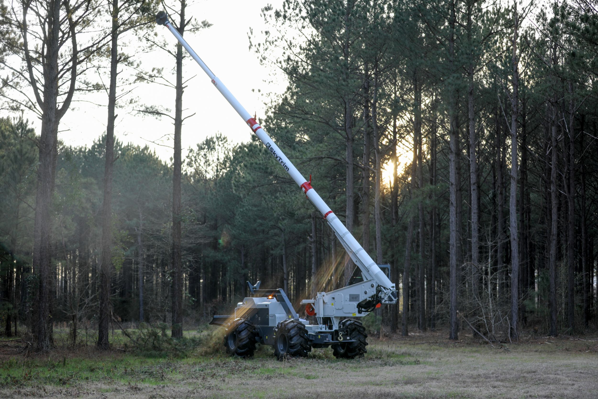 Maquinaria Forestal - Forest Pioneer GROUP - 8ª Podadora telescópica que  entregamos. Kershaw 75 G3 enntregada hoy en Francia para poda en altura en  líneas de alta tensión. Y ya pronto entregamos