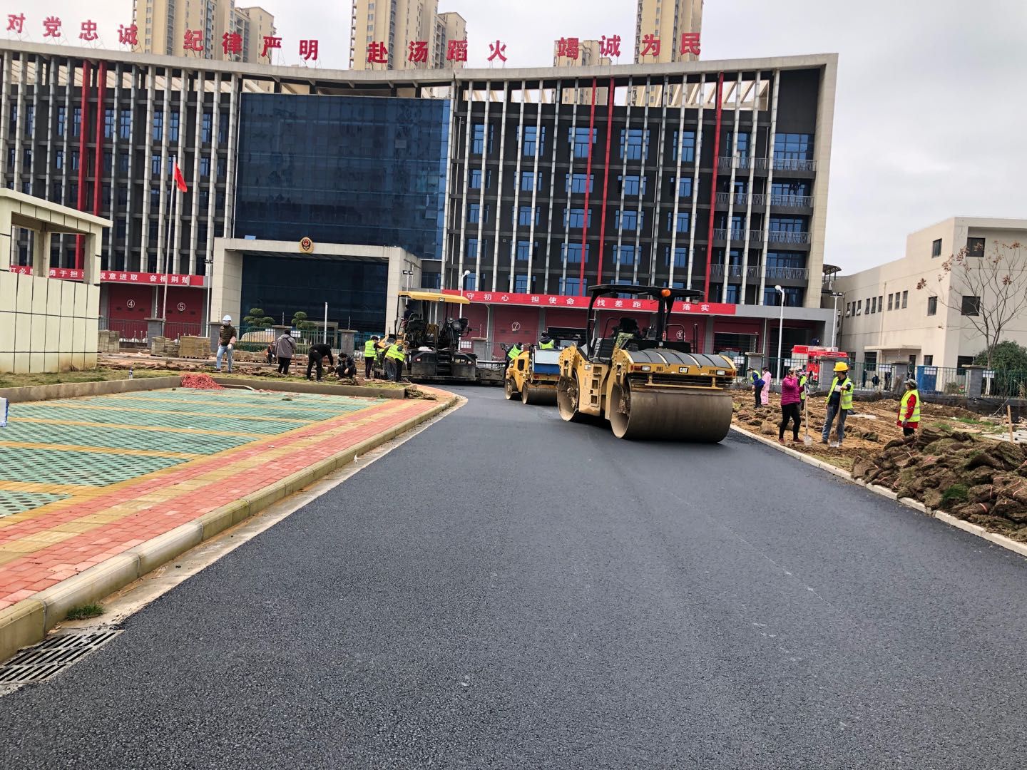 卡特彼勒客户助力武汉方舱医院道路建设