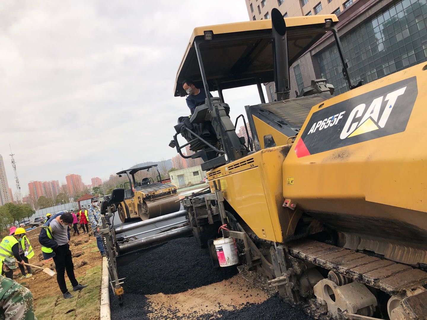 卡特彼勒客户助力武汉方舱医院道路建设