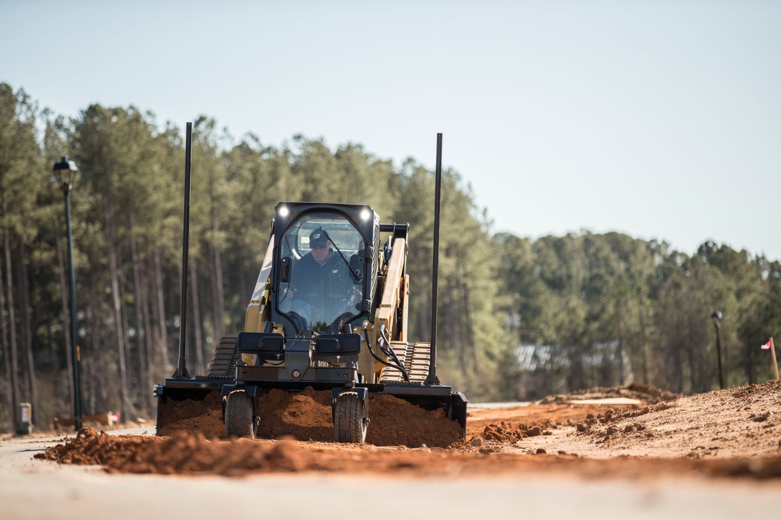 Compact Track Loader Cat dengan Attachment Grader Blade SMART