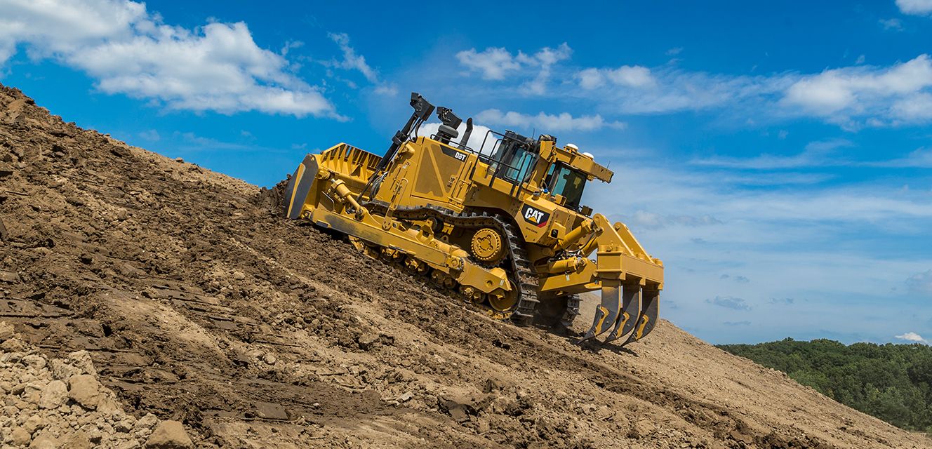 Dozer pushing dirt with slope assist, スロープアシスト機能を使用することで、ブレードの動きを支援し、ブルドーザがより使いやすくなります。。