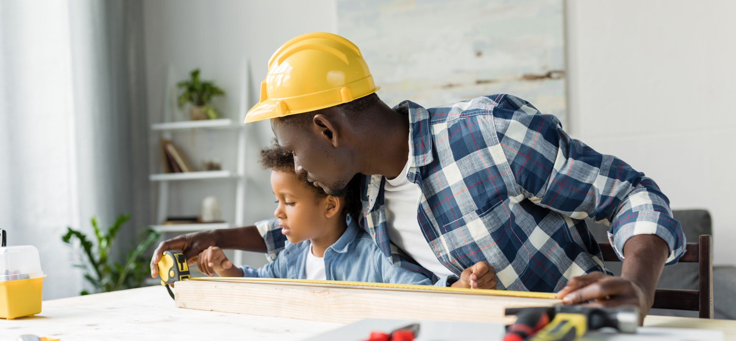 Un employé de Caterpillar et un enfant utilisent des outils en toute sécurité. Sécurité à la maison.