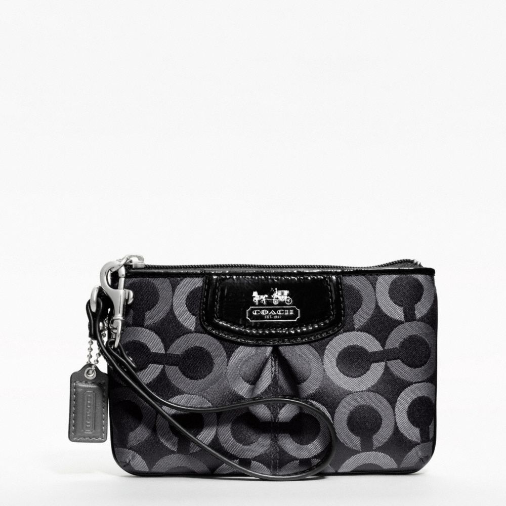 do coach wristlets