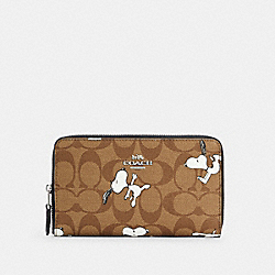 COACH COACH X PEANUTS MEDIUM ID ZIP WALLET IN SIGNATURE CANVAS WITH SNOOPY PRINT - ONE COLOR - C4123