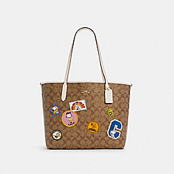 COACH COACH X PEANUTS CITY TOTE IN SIGNATURE CANVAS WITH VARSITY PATCHES - IM/KHAKI MULTI - C4292