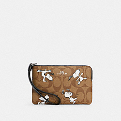 COACH COACH X PEANUTS CORNER ZIP WRISTLET IN SIGNATURE CANVAS WITH SNOOPY PRINT - ONE COLOR - C4589