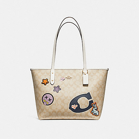 COACH CITY ZIP TOTE IN SIGNATURE COATED CANVAS WITH VARSITY PATCHES - LIGHT GOLD/LIGHT KHAKI - f20911