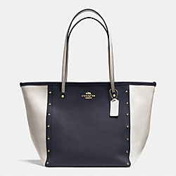 COACH STREET ZIP TOTE IN STUDDED BICOLOR CROSSGRAIN LEATHER - LIGHT GOLD/MIDNIGHT/CHALK - F35162