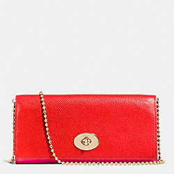 COACH SLIM CHAIN ENVELOPE WALLET IN BICOLOR CROSSGRAIN LEATHER - LIGHT GOLD/CARDINAL/PINK RUBY - F53308