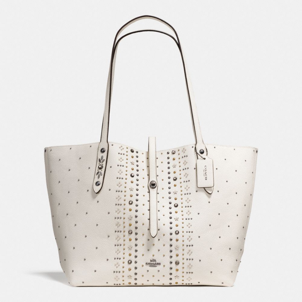 COACH MARKET TOTE IN PEBBLE LEATHER WITH BANDANA RIVETS - DARK GUNMETAL/CHALK - F55633