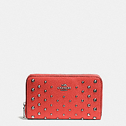 COACH MEDIUM ZIP AROUND WALLET IN POLISHED PEBBLE LEATHER WITH OMBRE RIVETS - SILVER/DEEP CORAL - F57538