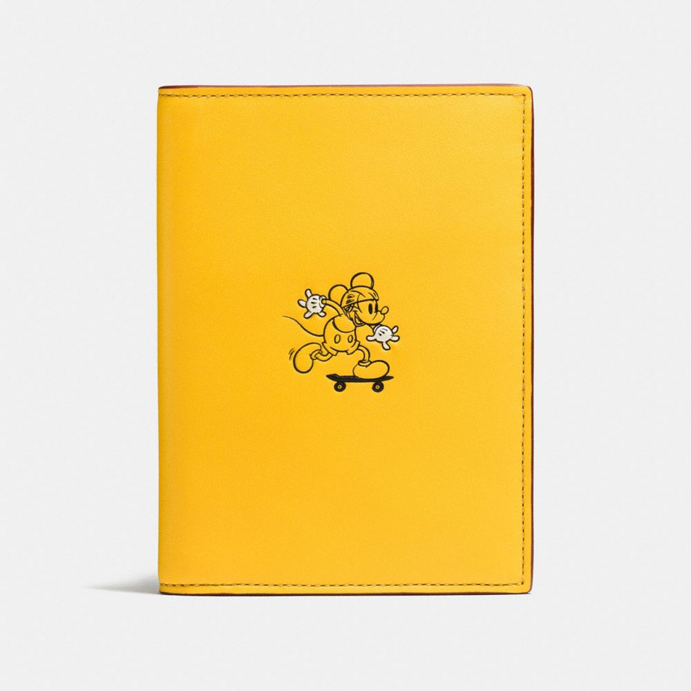PASSPORT CASE IN GLOVE CALF LEATHER WITH MICKEY - COACH f59411 - BANANA