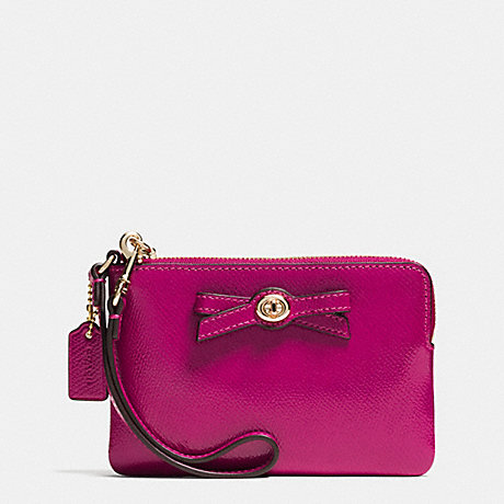 COACH TURNLOCK BOW CORNER ZIP WRISTLET IN PATENT LEATHER - IMITATION GOLD/CRANBERRY - f64648
