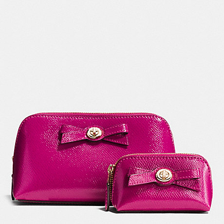COACH TURNLOCK BOW COSMETIC CASE SET IN PATENT LEATHER - IMITATION GOLD/CRANBERRY - f64651