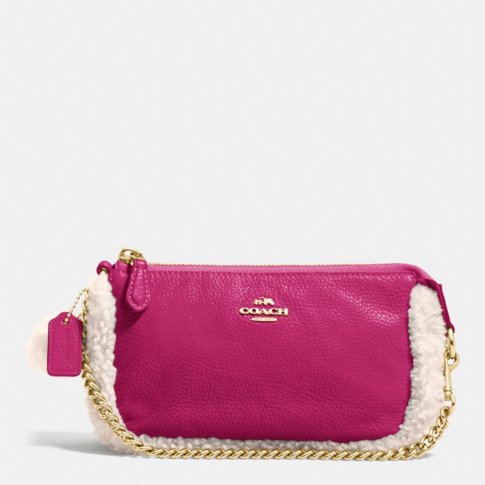 LARGE WRISTLET 19 IN LEATHER AND SHEARLING - COACH f64705 - IMITATION GOLD/CRANBERRY/NATURAL