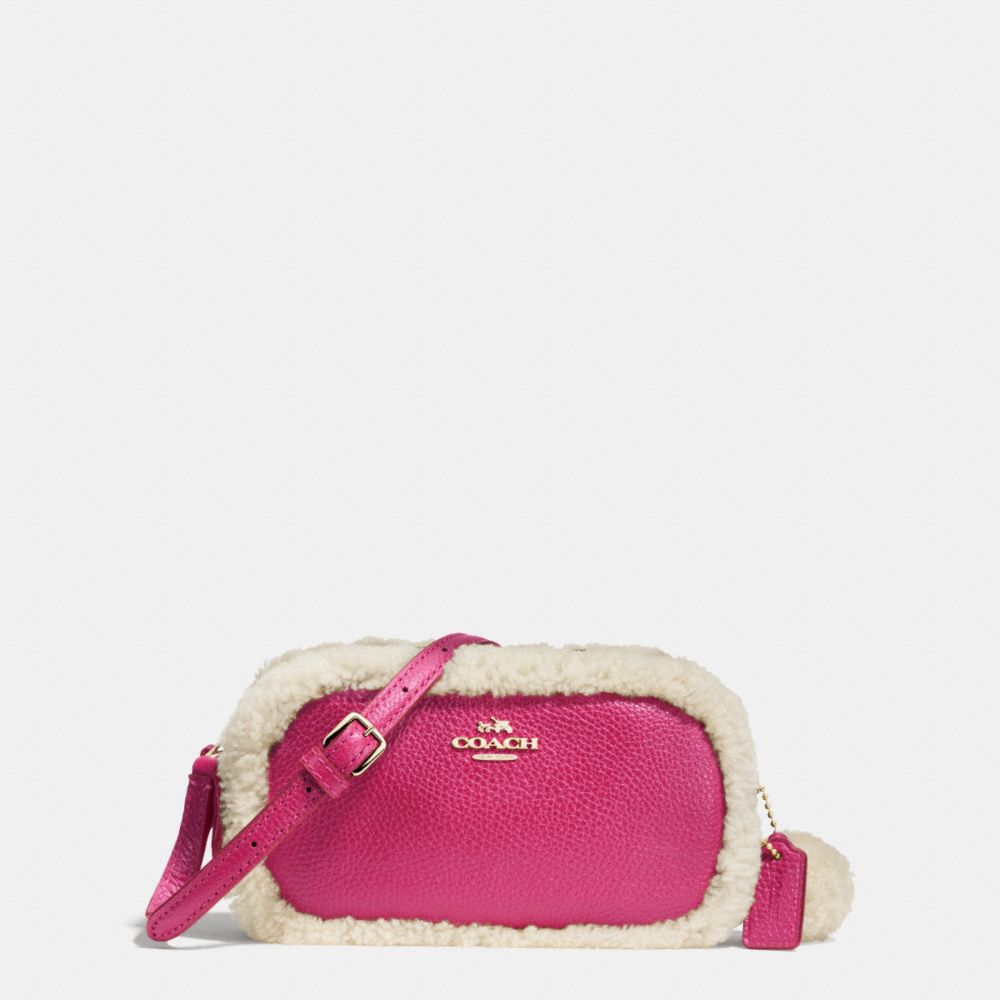 CROSSBODY POUCH IN LEATHER AND SHEARLING - COACH f64706 - IMITATION GOLD/CRANBERRY/NATURAL