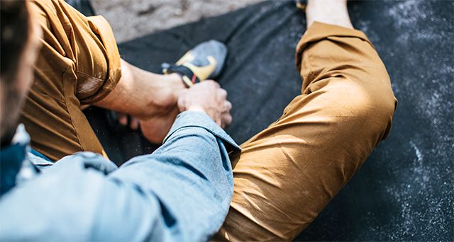 Close-up of a man wearing Hardwear AP Pant. 