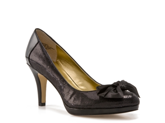 Bandolino Wing Pump